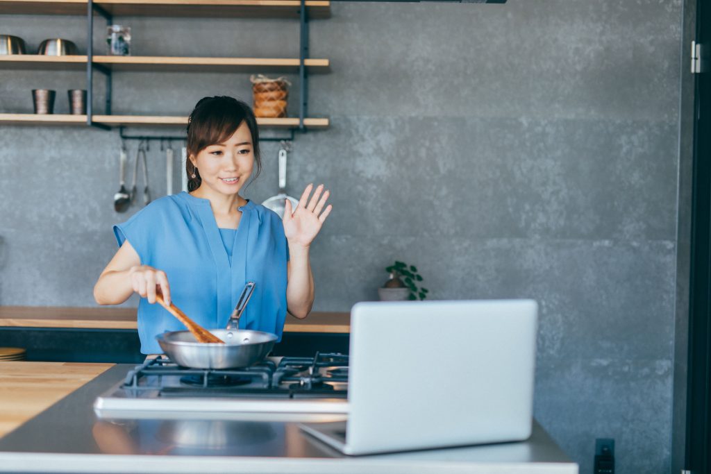 formateur en cuisine donne un cours de cuisine en ligne par visioconférence sur visioavenue